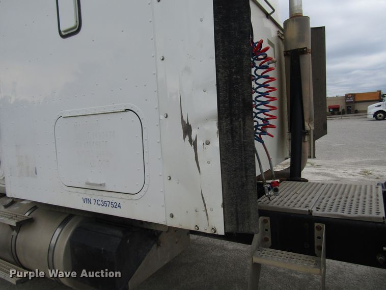 image for item DG1369 2007 International 9400i semi truck