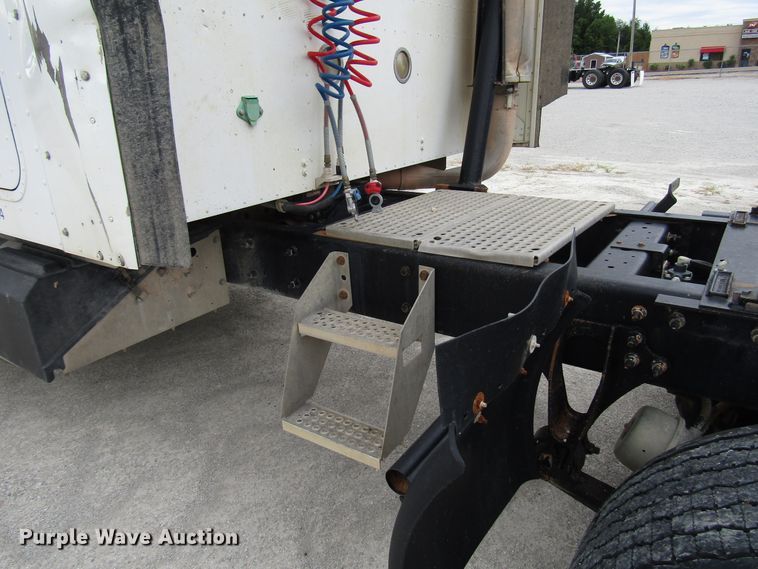 image for item DG1369 2007 International 9400i semi truck