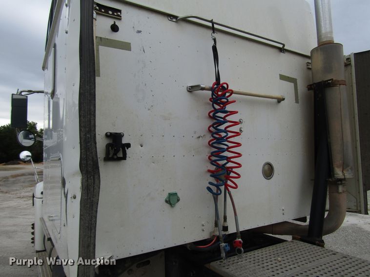 image for item DG1369 2007 International 9400i semi truck