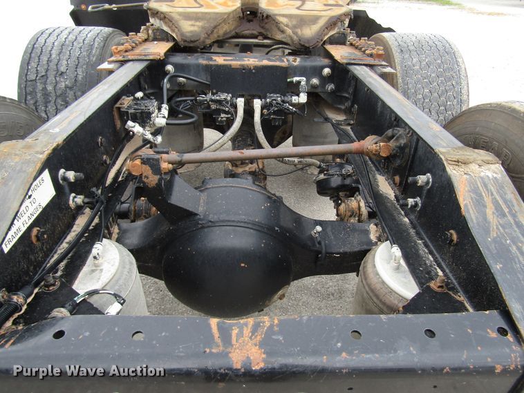 image for item DG1369 2007 International 9400i semi truck