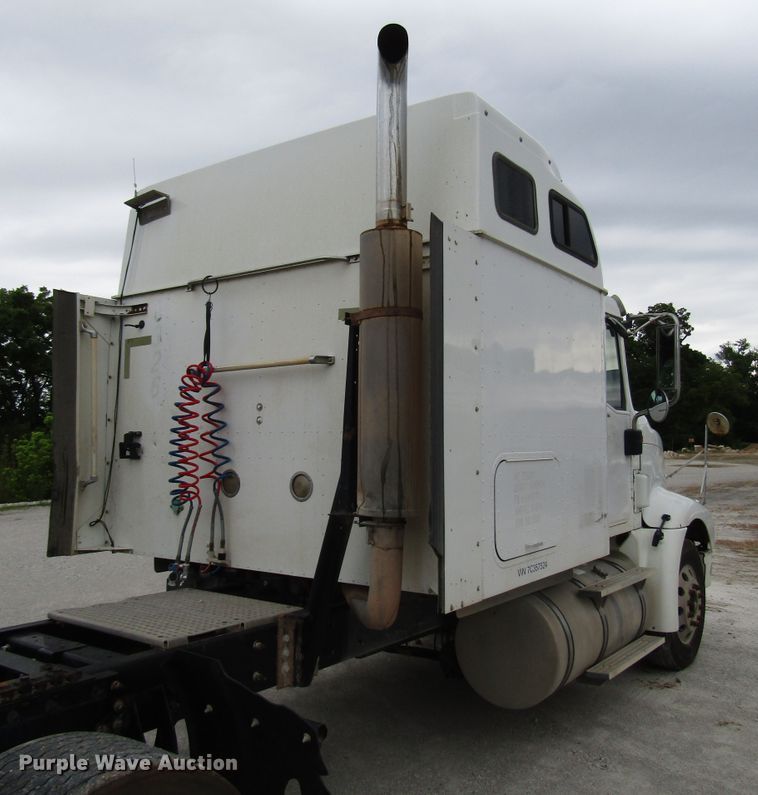 image for item DG1369 2007 International 9400i semi truck