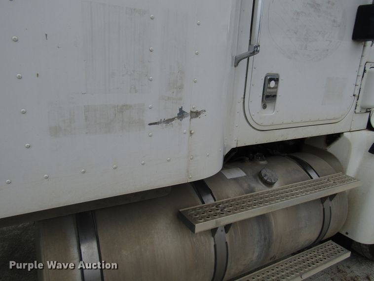 image for item DG1369 2007 International 9400i semi truck