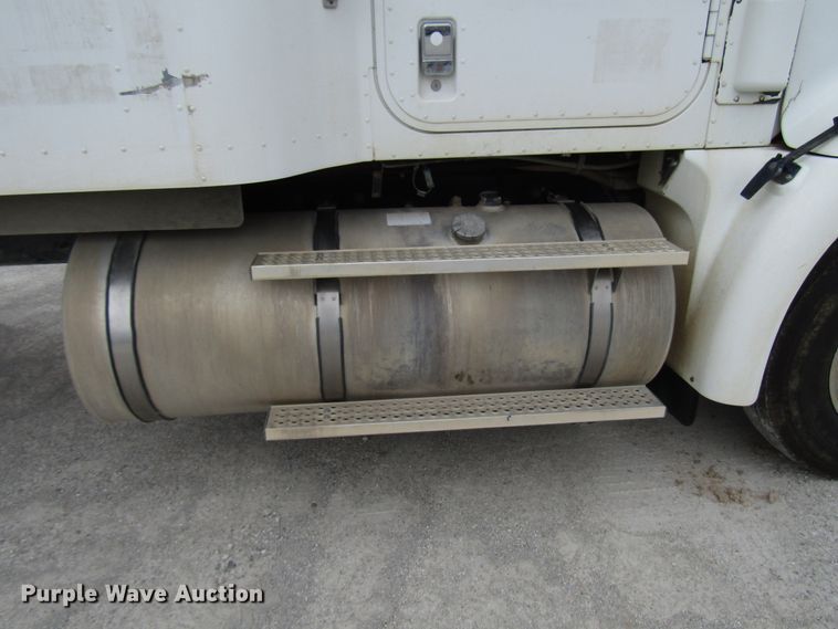 image for item DG1369 2007 International 9400i semi truck