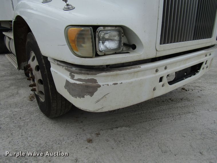 image for item DG1369 2007 International 9400i semi truck