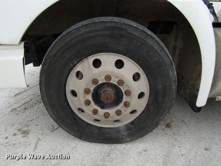 image for item DG1369 2007 International 9400i semi truck