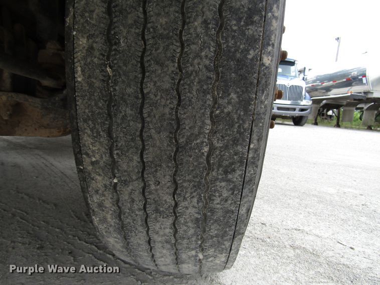 image for item DG1369 2007 International 9400i semi truck