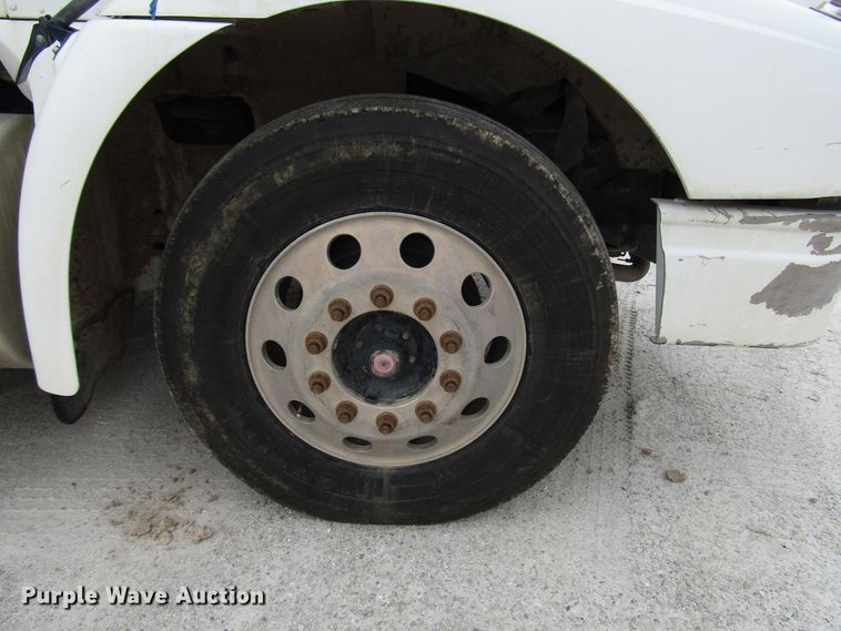 image for item DG1369 2007 International 9400i semi truck