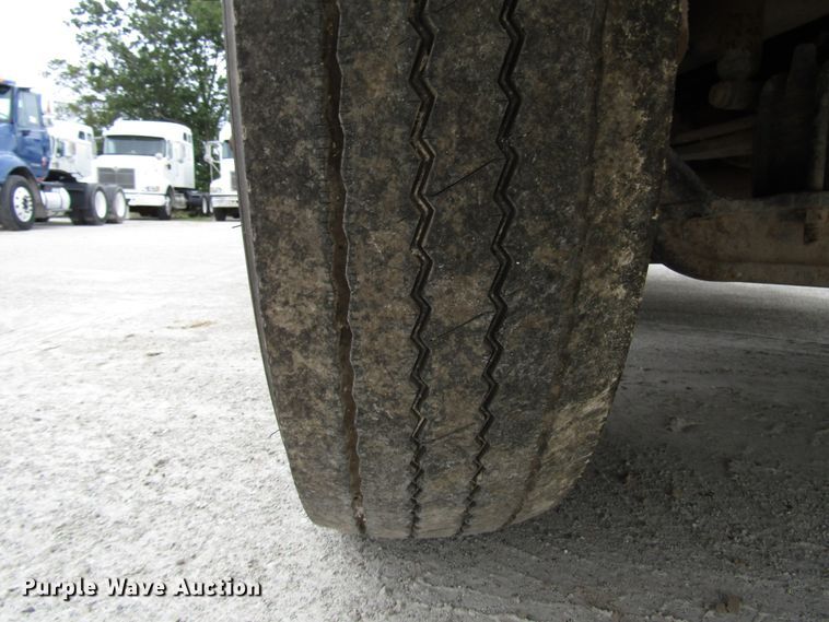 image for item DG1369 2007 International 9400i semi truck