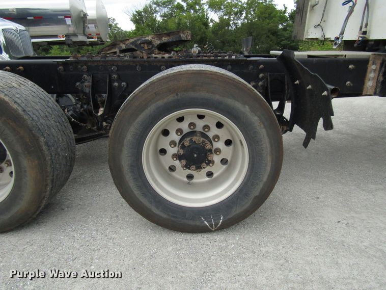 image for item DG1369 2007 International 9400i semi truck