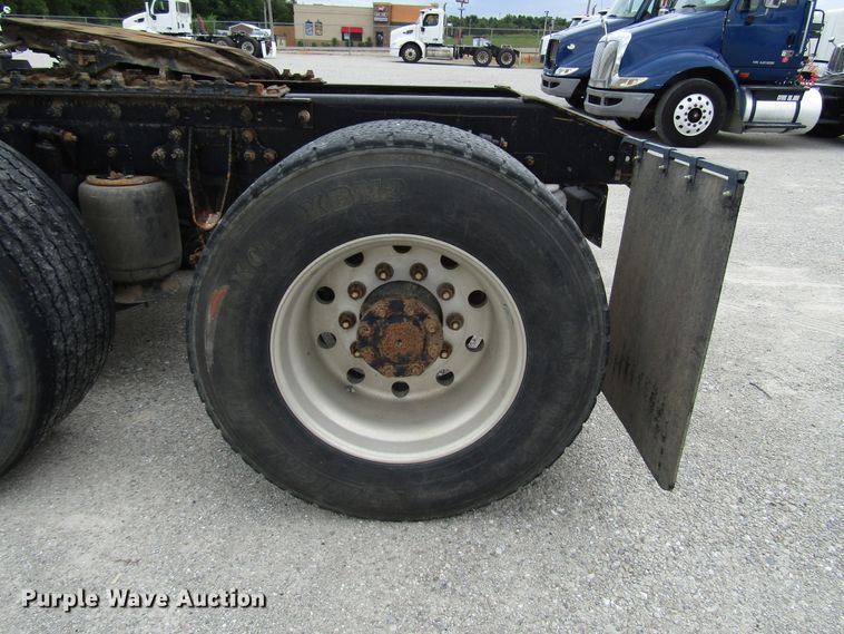 image for item DG1369 2007 International 9400i semi truck