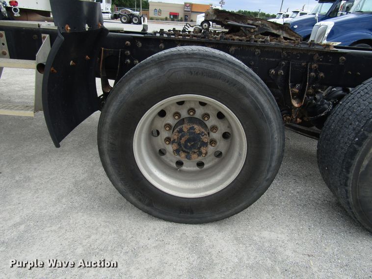 image for item DG1369 2007 International 9400i semi truck