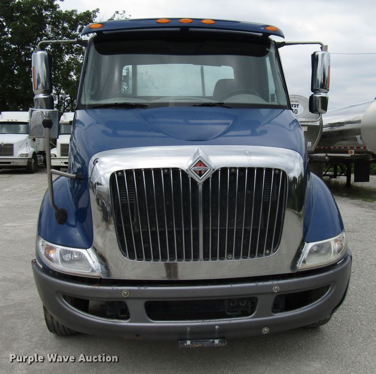 image for item DG1370 2010 International 8600 semi truck