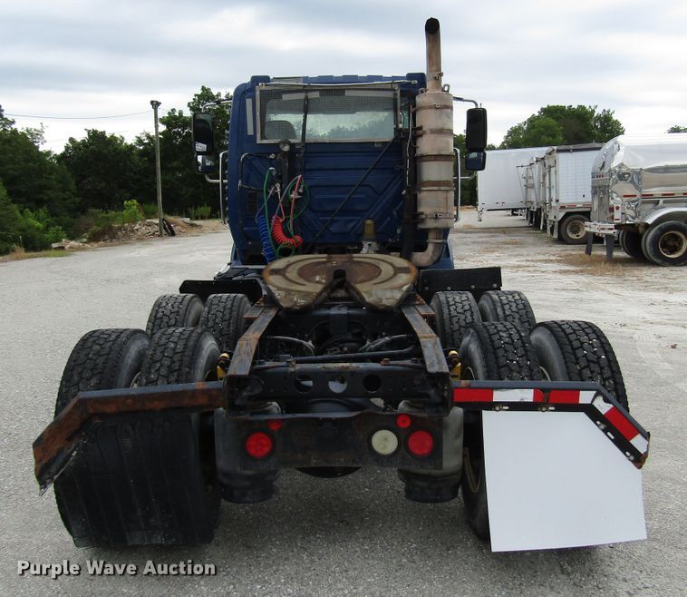 image for item DG1370 2010 International 8600 semi truck
