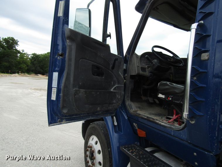 image for item DG1370 2010 International 8600 semi truck