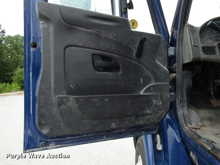 image for item DG1370 2010 International 8600 semi truck