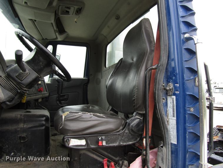 image for item DG1370 2010 International 8600 semi truck