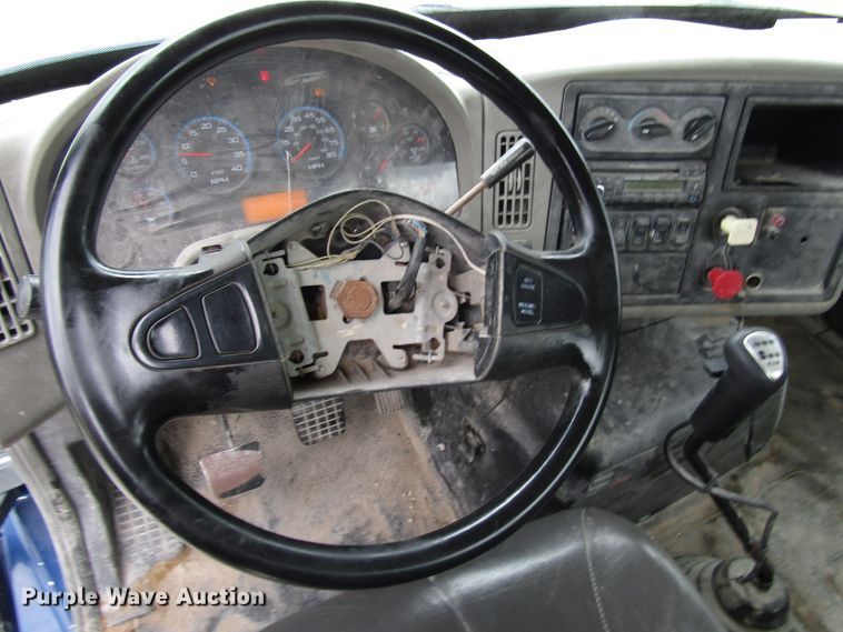 image for item DG1370 2010 International 8600 semi truck