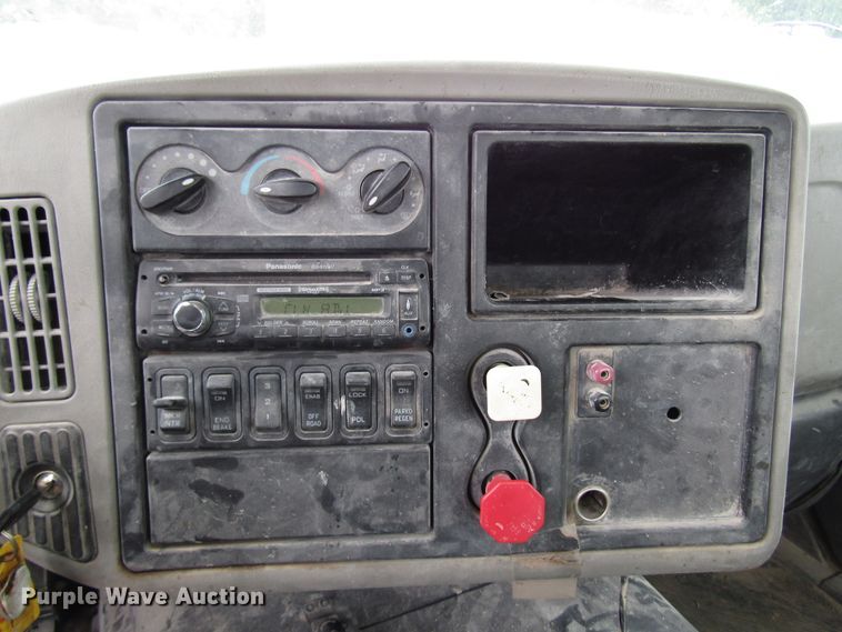 image for item DG1370 2010 International 8600 semi truck