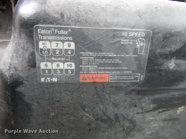 image for item DG1370 2010 International 8600 semi truck