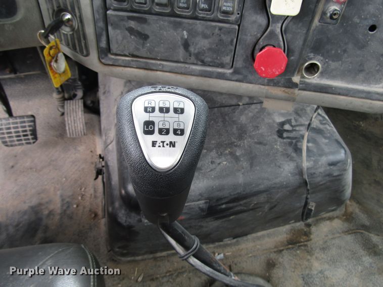 image for item DG1370 2010 International 8600 semi truck