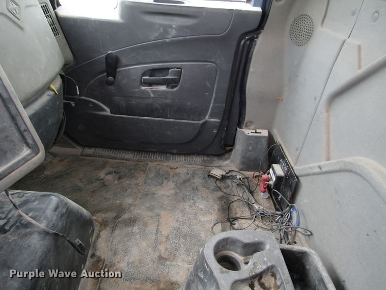 image for item DG1370 2010 International 8600 semi truck