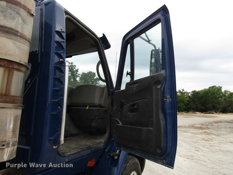 image for item DG1370 2010 International 8600 semi truck