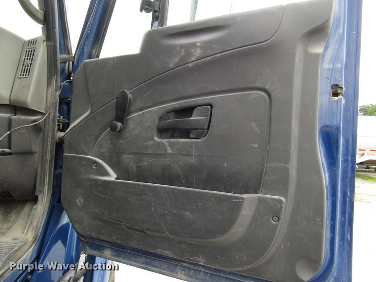 image for item DG1370 2010 International 8600 semi truck