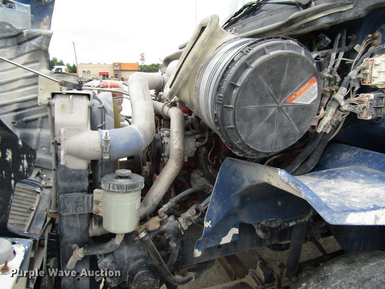 image for item DG1370 2010 International 8600 semi truck