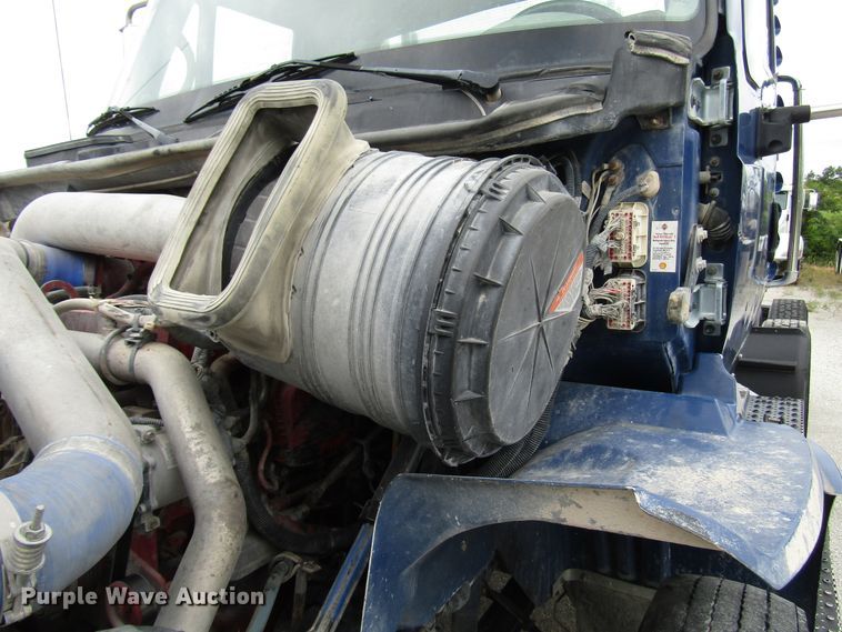 image for item DG1370 2010 International 8600 semi truck