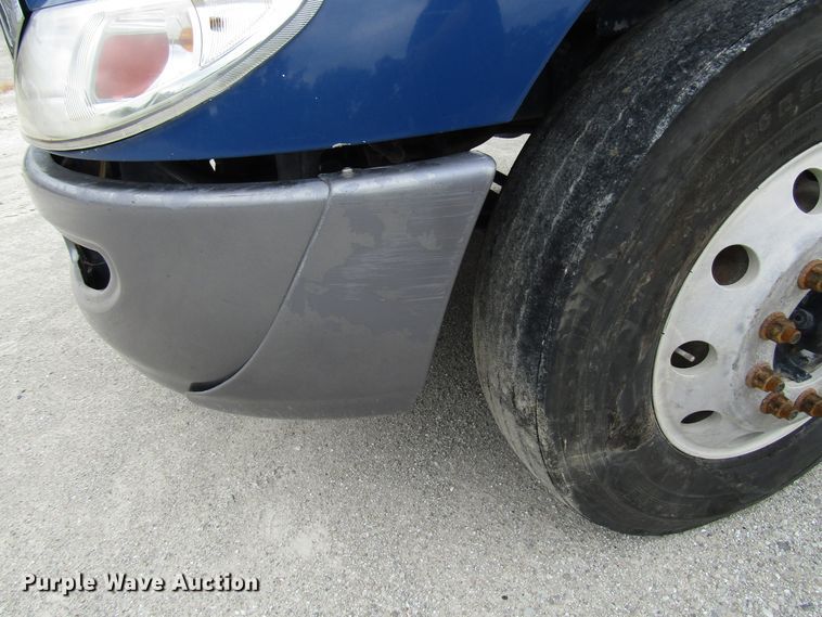 image for item DG1370 2010 International 8600 semi truck