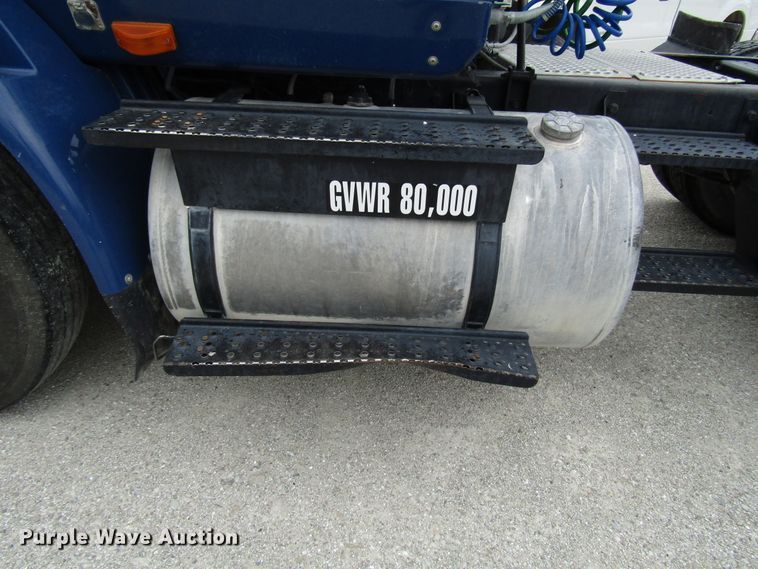 image for item DG1370 2010 International 8600 semi truck