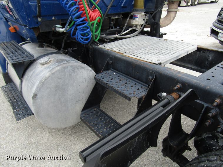 image for item DG1370 2010 International 8600 semi truck