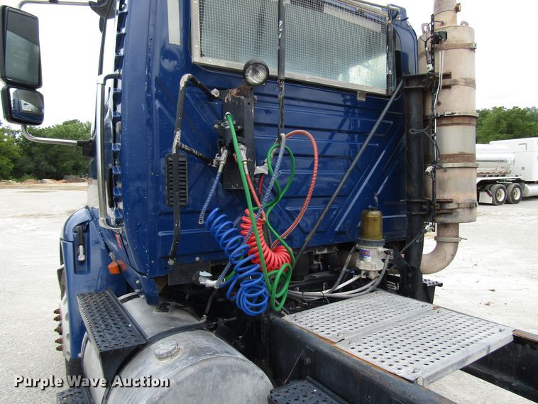 image for item DG1370 2010 International 8600 semi truck