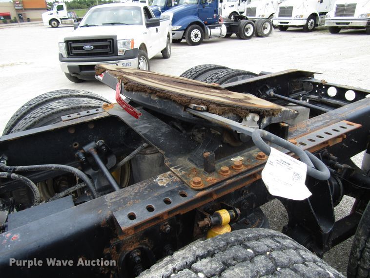 image for item DG1370 2010 International 8600 semi truck