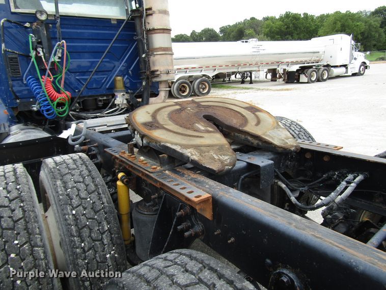 image for item DG1370 2010 International 8600 semi truck