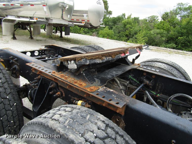 image for item DG1370 2010 International 8600 semi truck