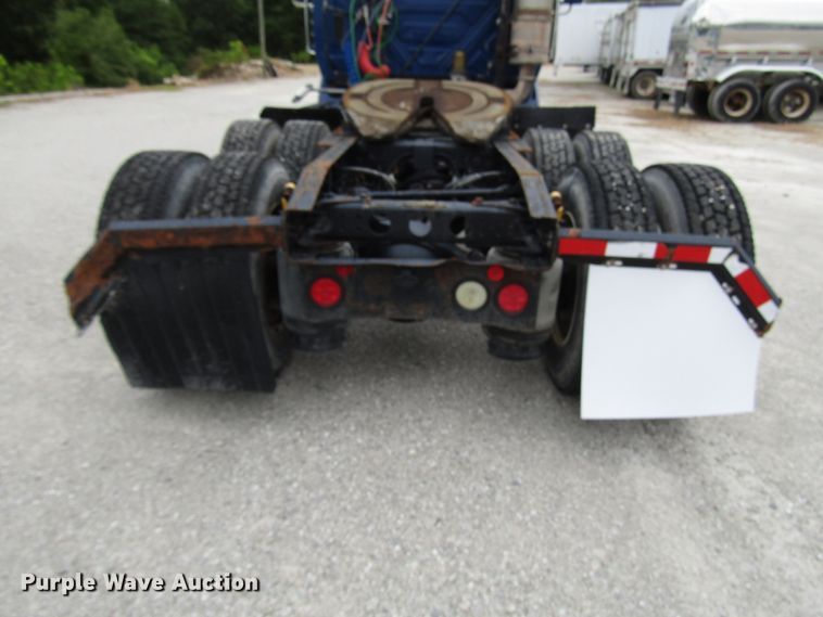 image for item DG1370 2010 International 8600 semi truck