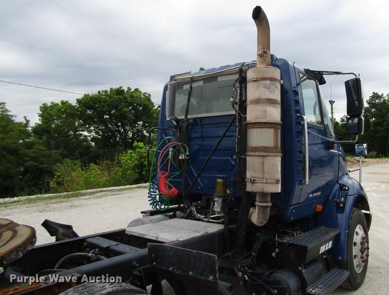 image for item DG1370 2010 International 8600 semi truck