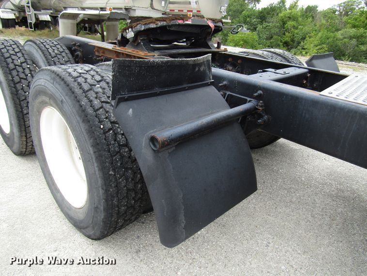 image for item DG1370 2010 International 8600 semi truck