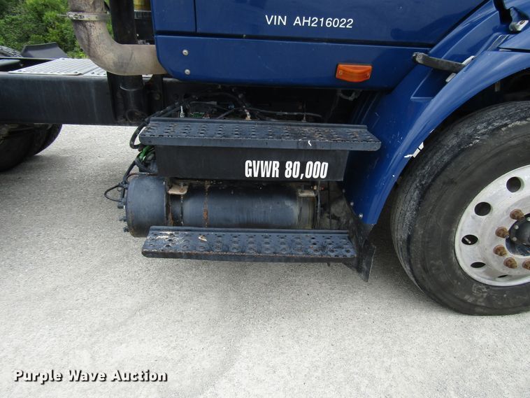 image for item DG1370 2010 International 8600 semi truck