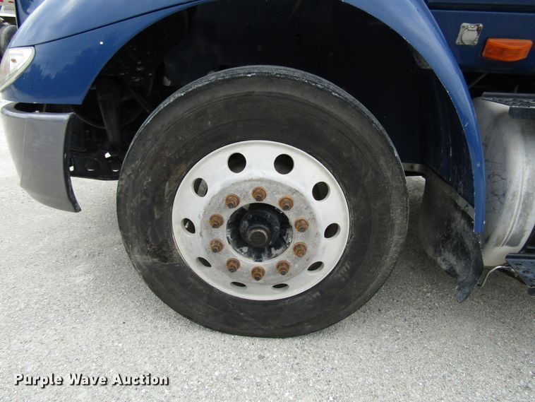 image for item DG1370 2010 International 8600 semi truck