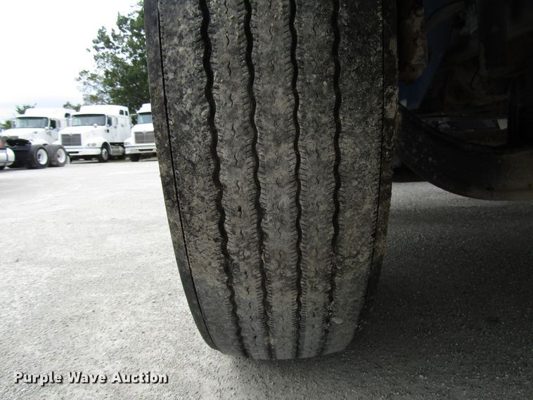 image for item DG1370 2010 International 8600 semi truck