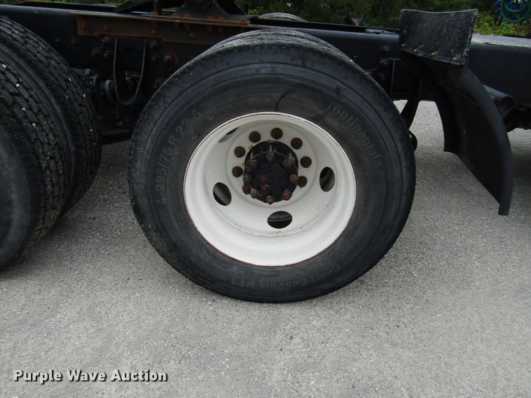 image for item DG1370 2010 International 8600 semi truck