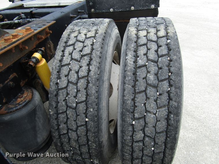 image for item DG1370 2010 International 8600 semi truck