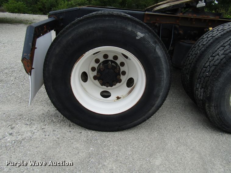 image for item DG1370 2010 International 8600 semi truck