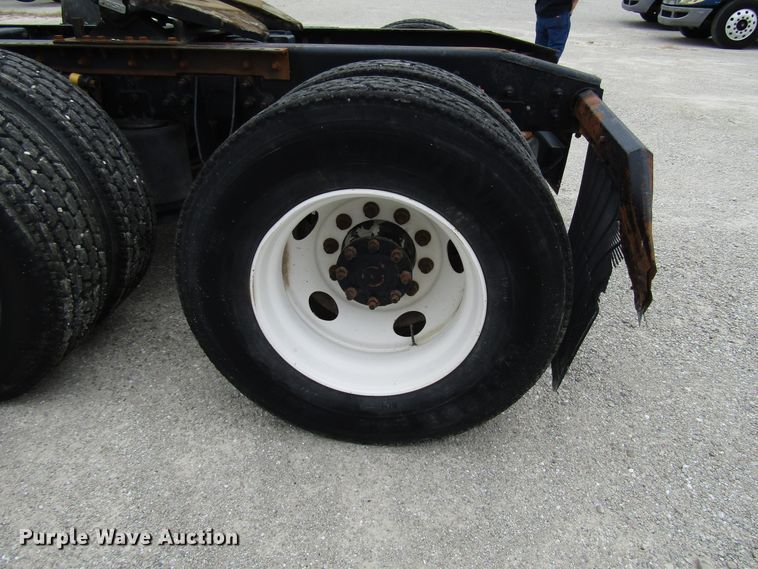 image for item DG1370 2010 International 8600 semi truck