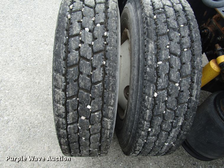 image for item DG1370 2010 International 8600 semi truck