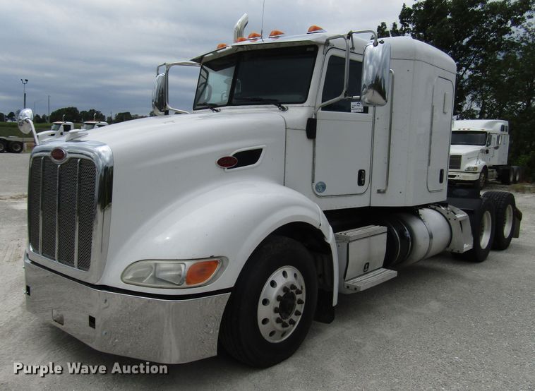 image for item DG1371 2013 Peterbilt 386 semi truck