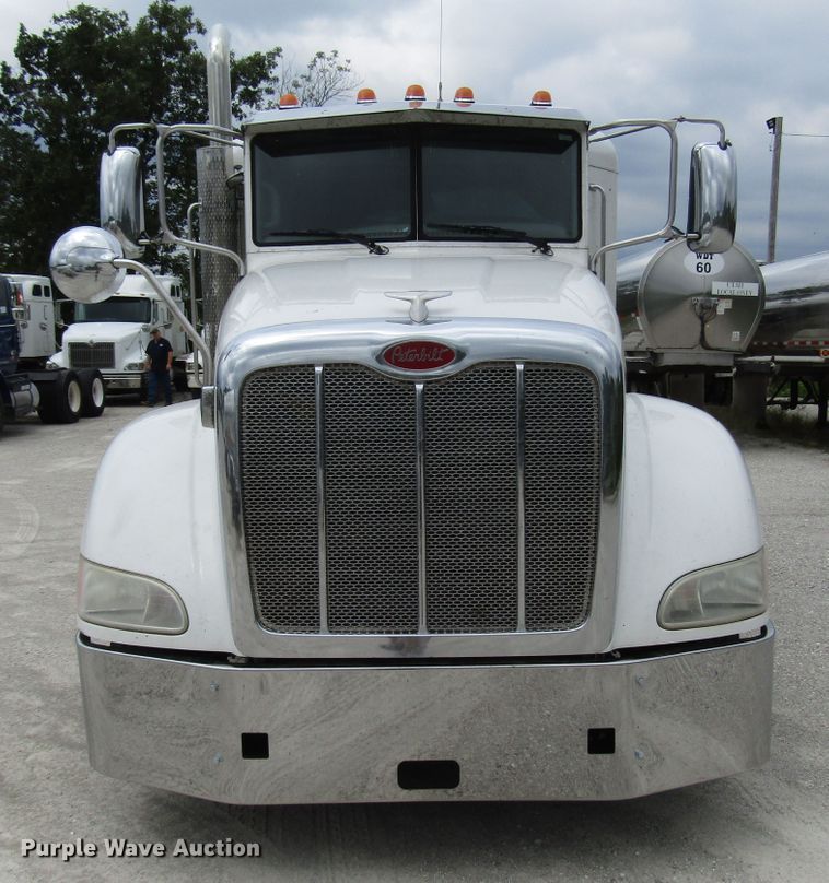 image for item DG1371 2013 Peterbilt 386 semi truck