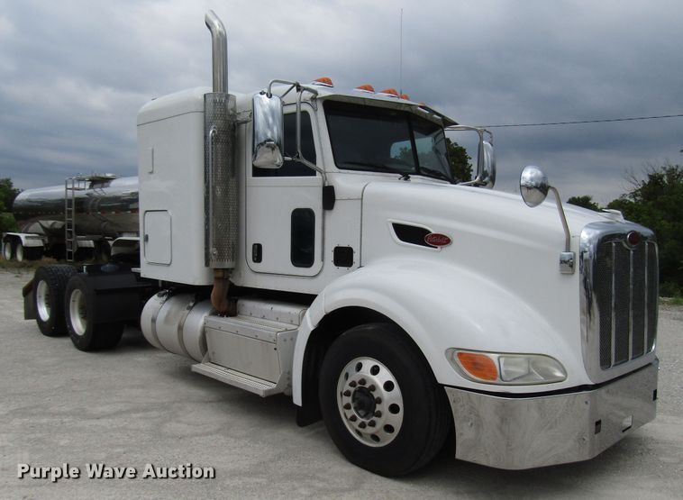 image for item DG1371 2013 Peterbilt 386 semi truck